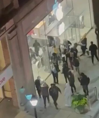 视频：苹果专卖店、Lululemon 遭大批人疯狂抢劫，网红全程直播并煽动更多人参与，引发城市混乱和警方大规模调查！ 