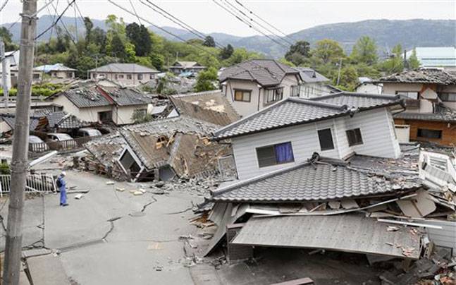 地动山摇！日本遭遇7.6级强震+海啸，大量房屋倒塌，民众恐慌逃亡 ...  