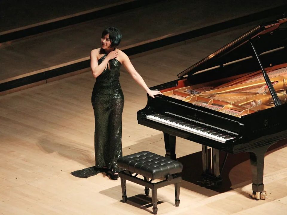 热搜：中国钢琴家摘 格莱美，她是穿紧身裙的古典乐大师！ 