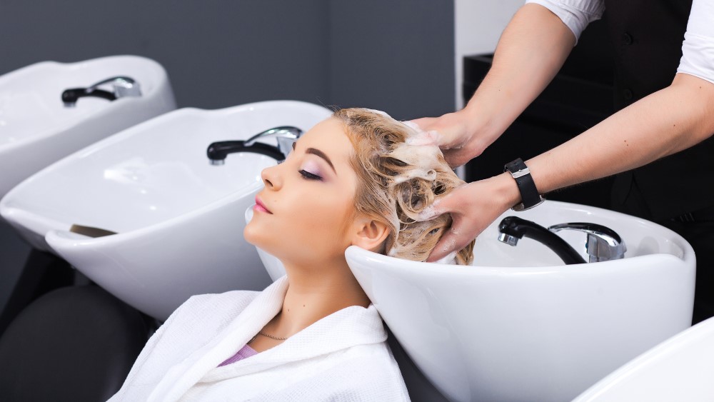 科学揭秘：频繁洗头是否加速掉发？1500人研究结果惊人！ 